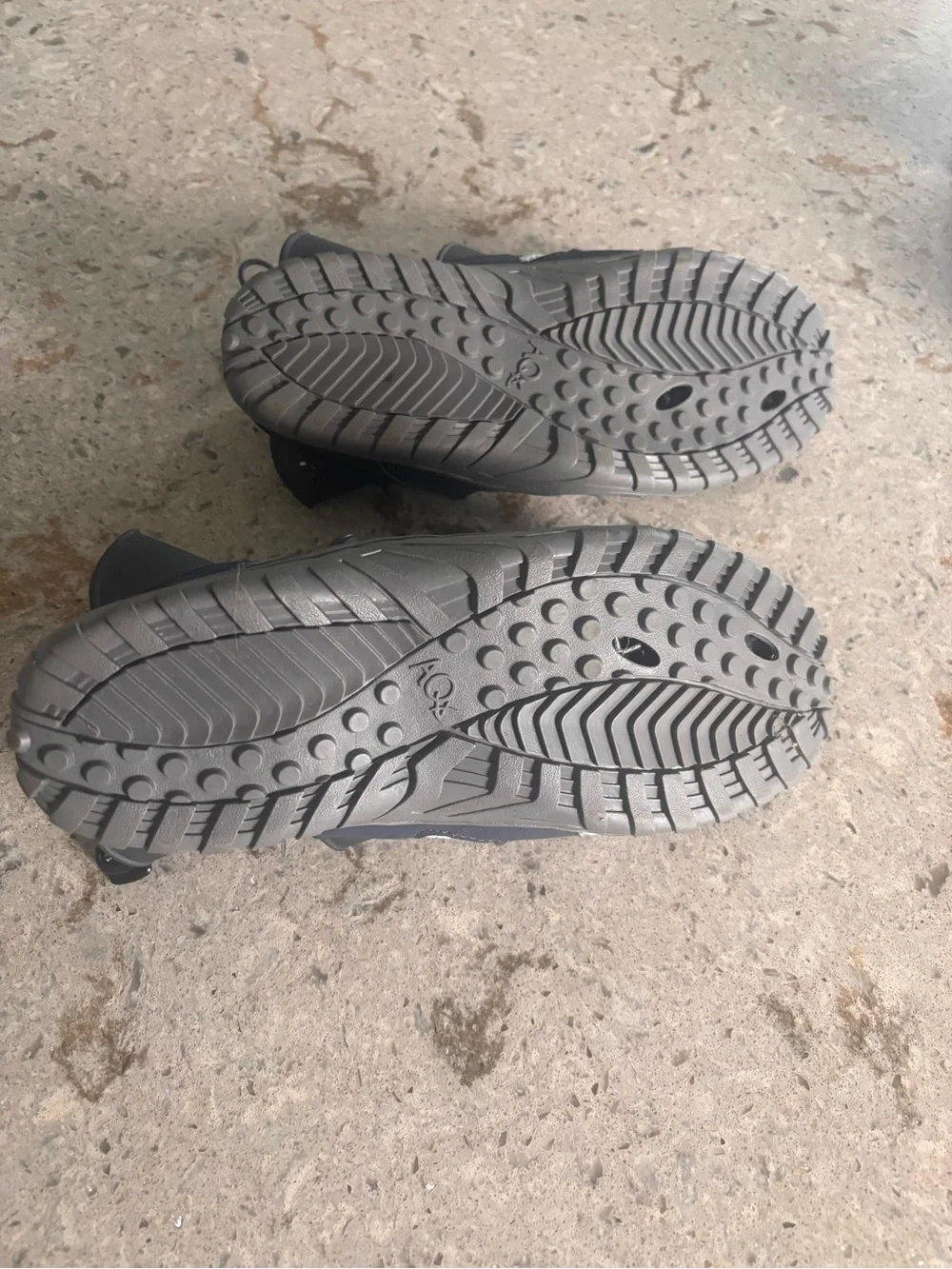 AG 1001 Aquatic Training Show men's size 8
